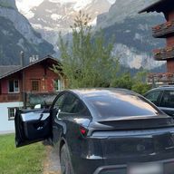 Tesla noire devant les montagnes