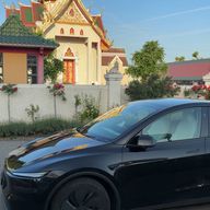 Tesla noire, vue de côté